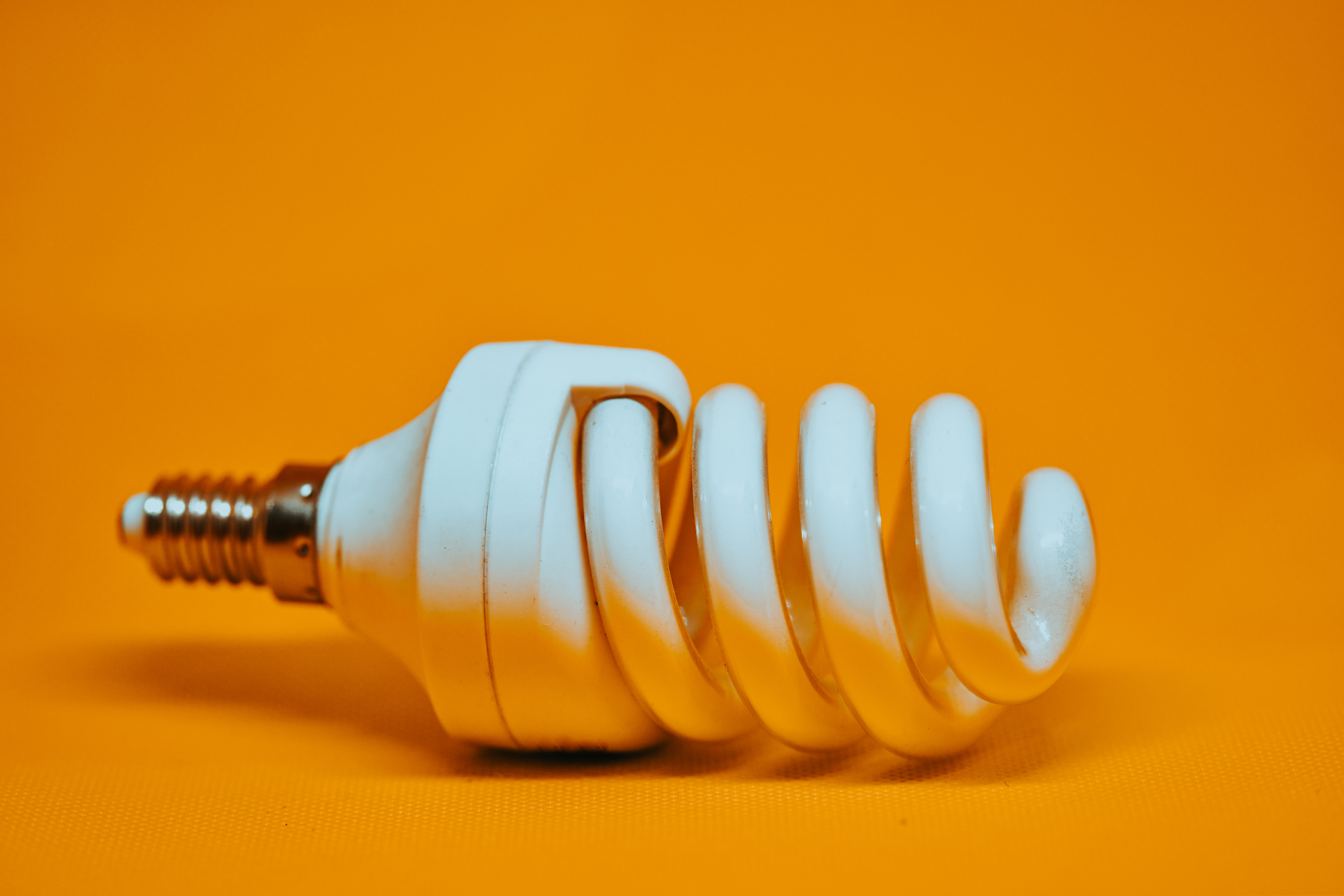 a florescent light bulb laying on its side